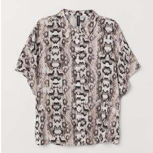 ⚠️CLEARANCE $5⚠️ H&M | Beige/ Snake Print Short Sleeve Button Front (size 8)
